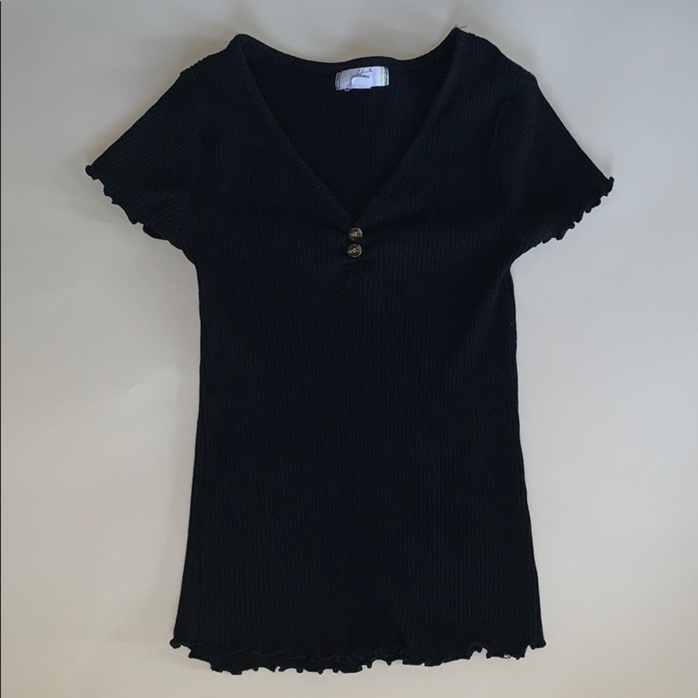 BLACK FITTED BUTTON TEE